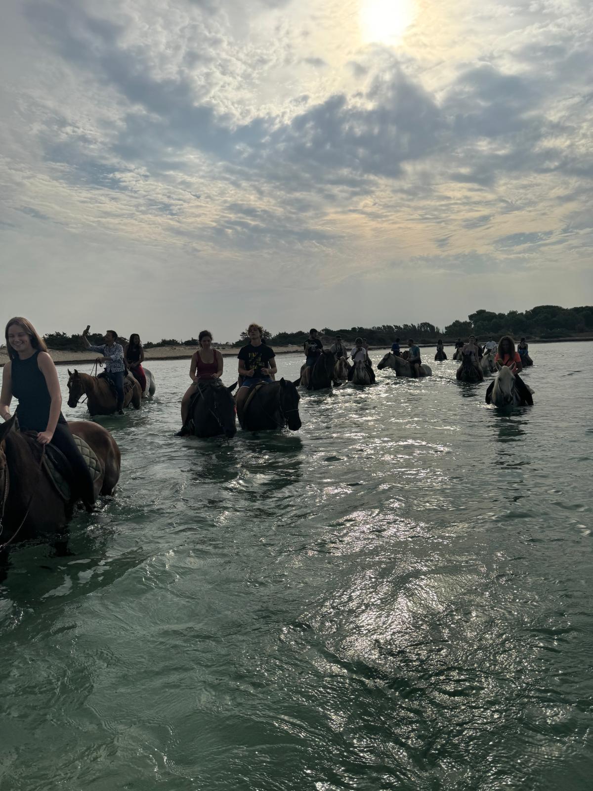 Gruppo a cavallo nelle acque basse di Punta Prosciutto