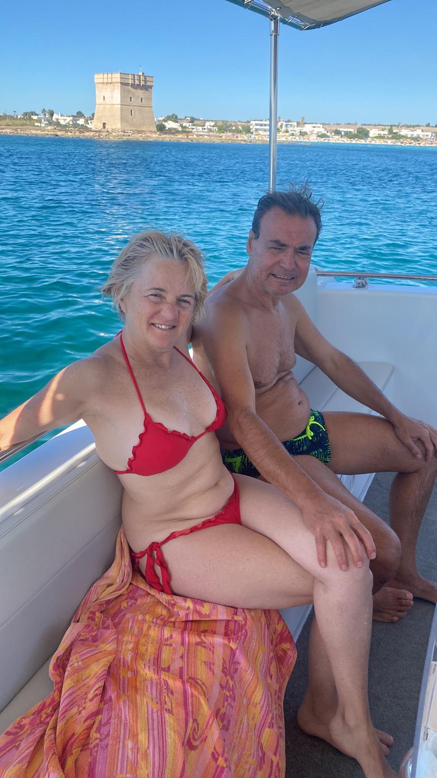 Momento di relax durante una gita in barca a Porto Cesareo