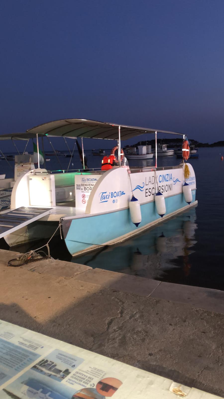 Imbarcazione pronta per l'escursione in barca a Porto Cesareo