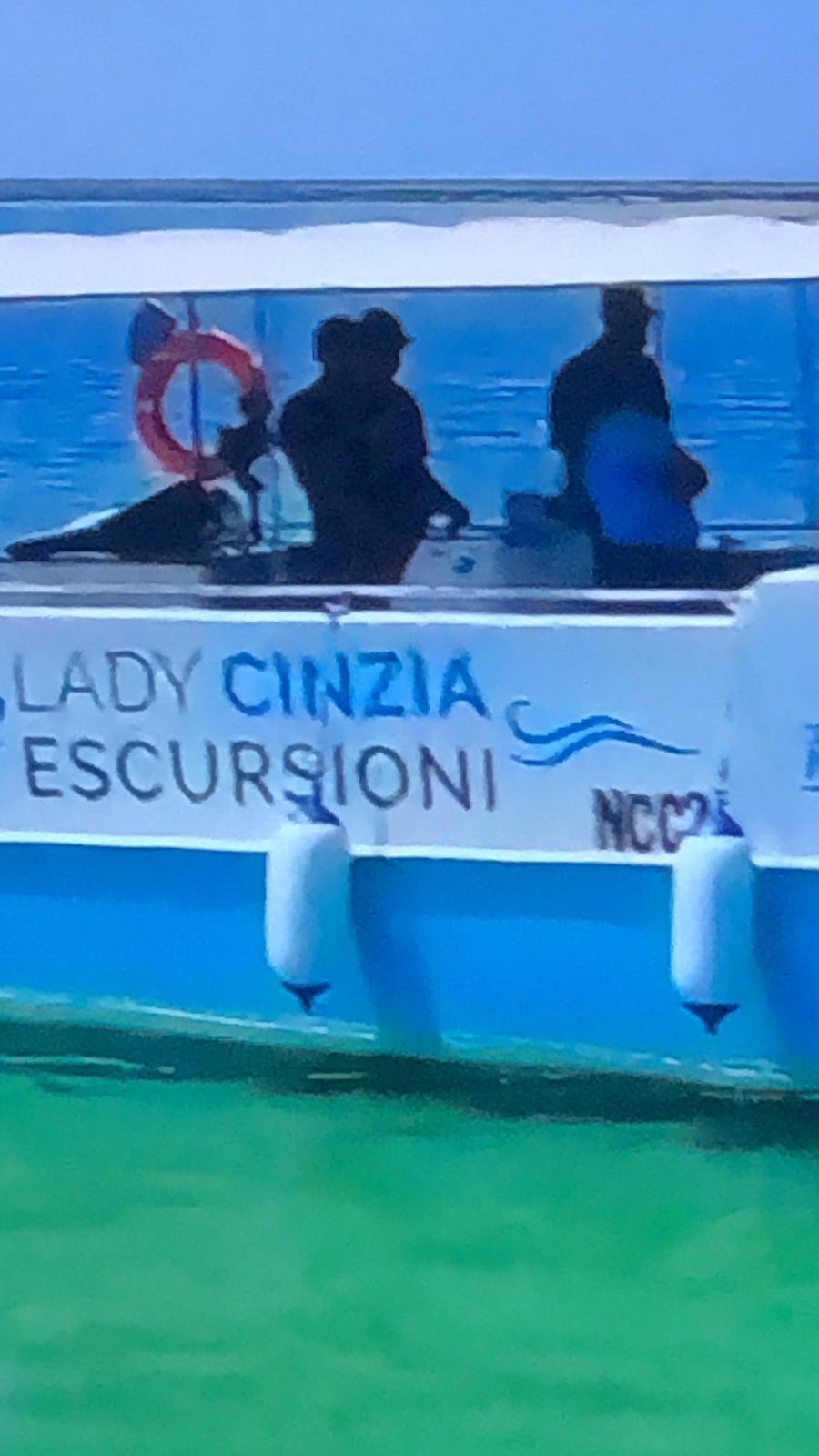 Dettaglio dell'imbarcazione per escursioni in mare a Porto Cesareo