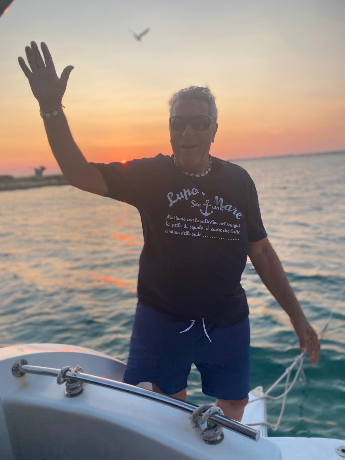 Skipper durante l'escursione in barca a Porto Cesareo