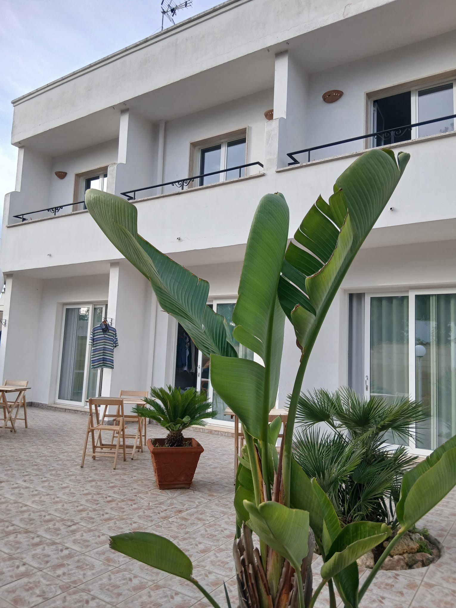 Cortile e balconi dell’Hotel Villa del Sole a Porto Cesareo